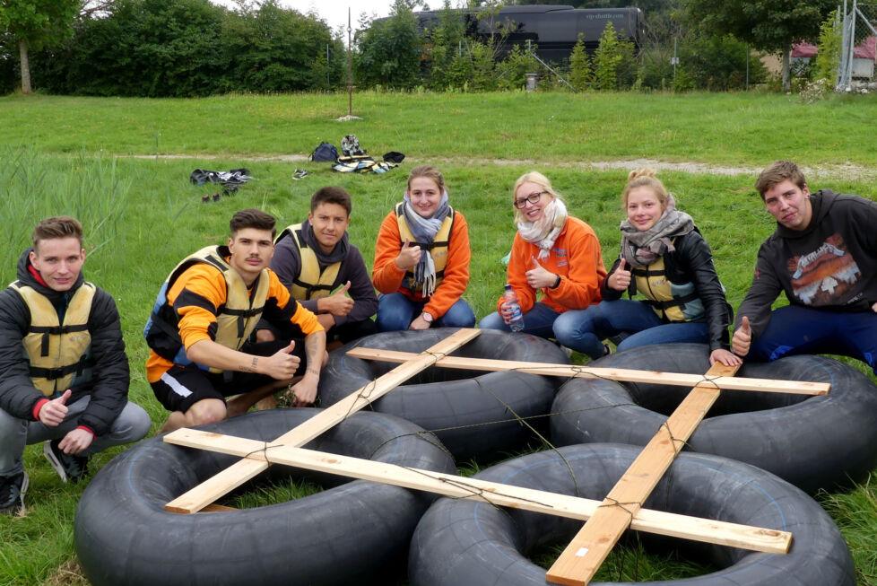 Stahlbau Nägele Azubi-Ausflug-Out & Back Sigmaringen-Floß bauen