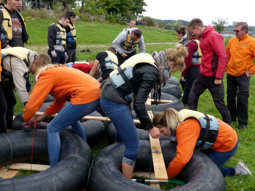 Stahlbau Nägele Azubi-Ausflug-Out & Back Sigmaringen-Floß bauen