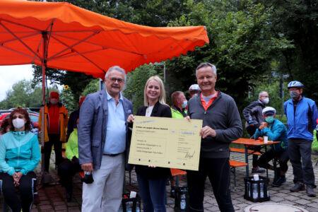 bei-Tour de Kreisle_Stahlbau Nägele-Scheckübergabe